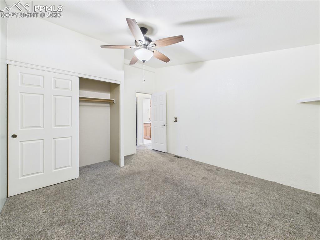 Image 23 of 50: Bedroom