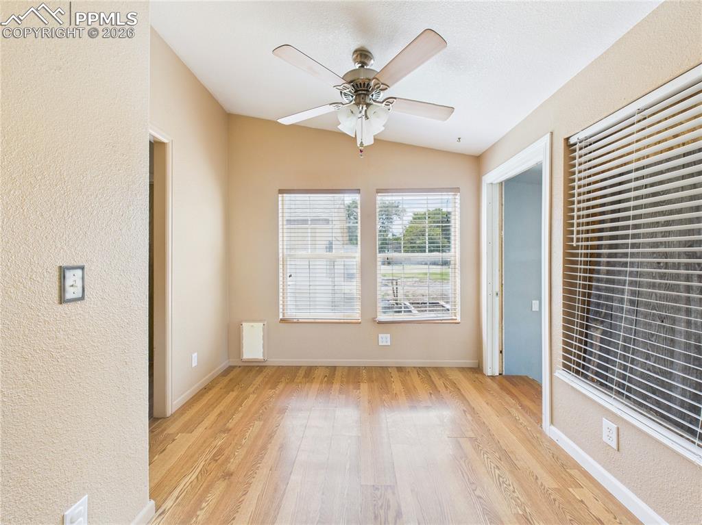 Image 30 of 50: Bedroom