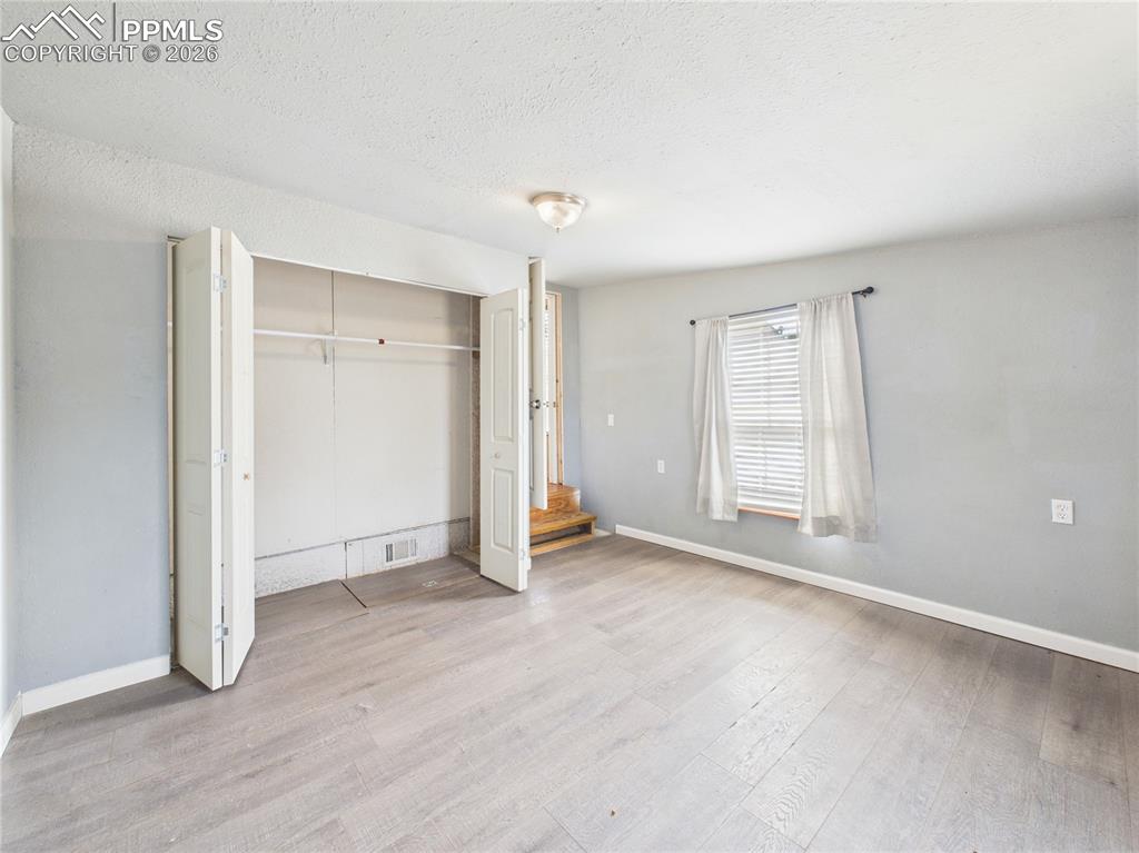 Image 34 of 50: Bedroom