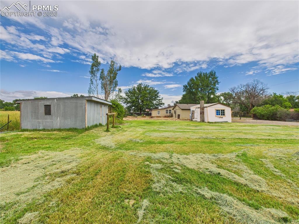 Image 43 of 50: Yard