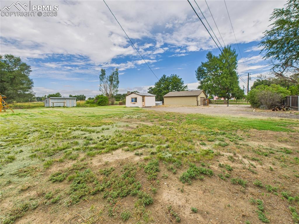 Image 44 of 50: Yard