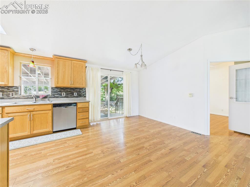 Image 9 of 50: Kitchen