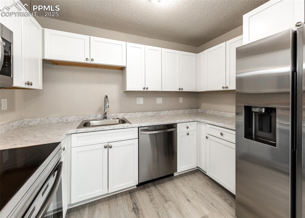 Image 10 of 43: Kitchen