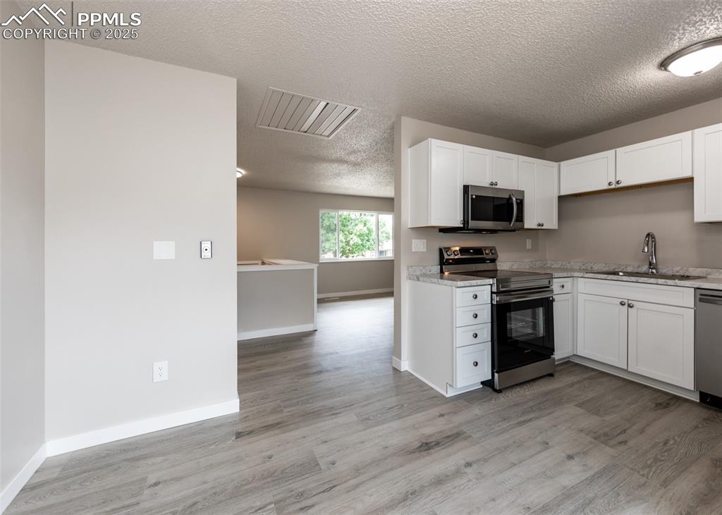 Image 15 of 43: Kitchen