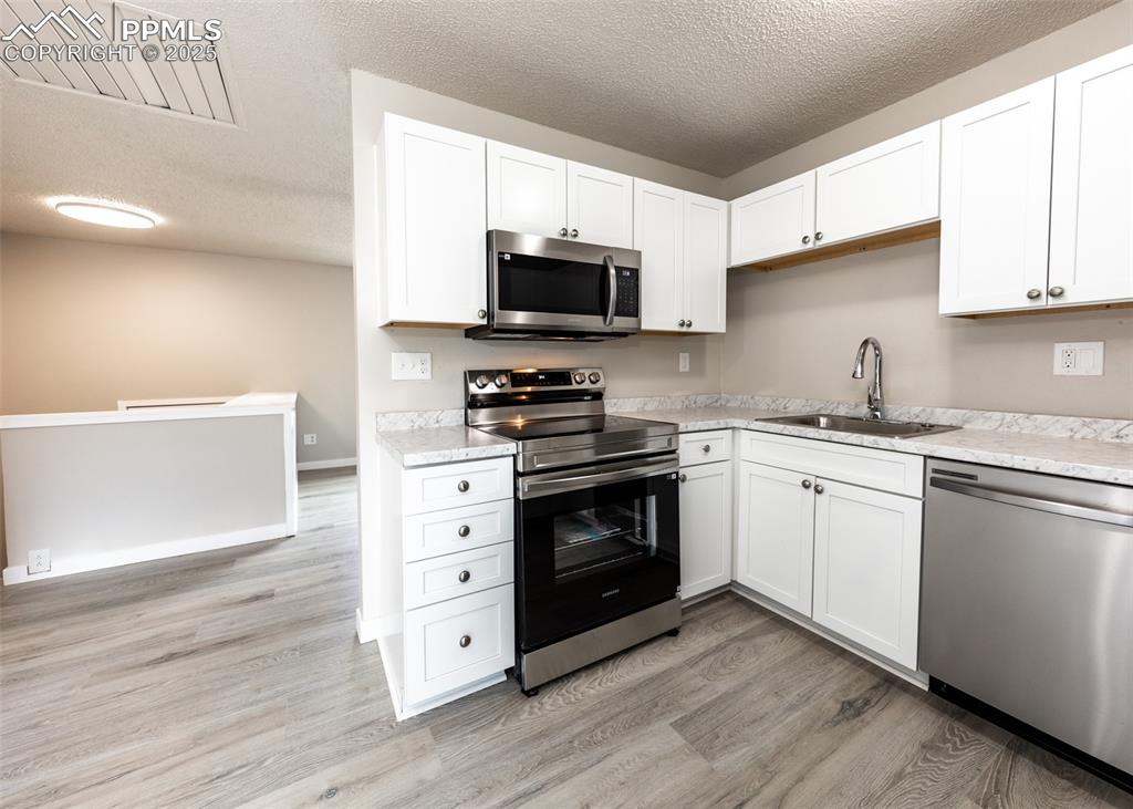 Image 16 of 43: Kitchen