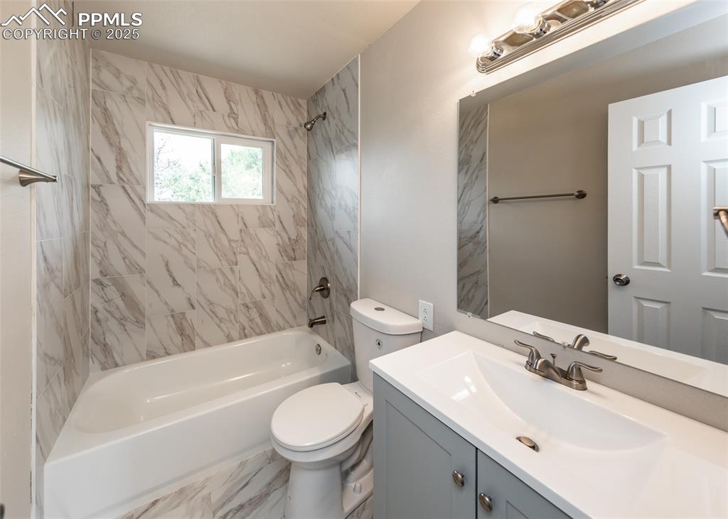 Image 22 of 43: Bathroom