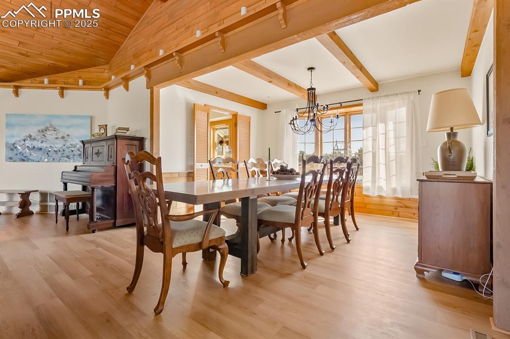 Image 10 of 45: Dining Area