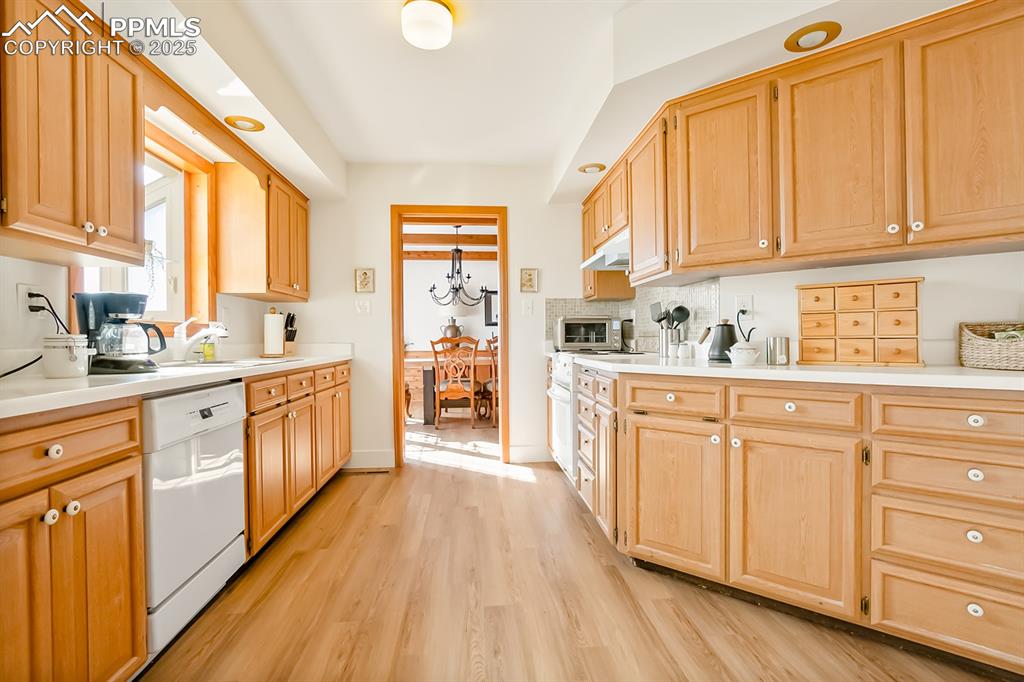 Image 9 of 45: Kitchen