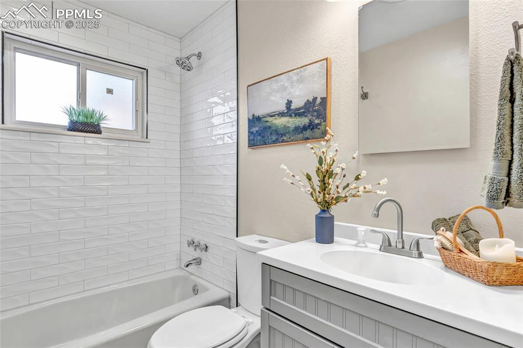 Image 10 of 22: Bathroom