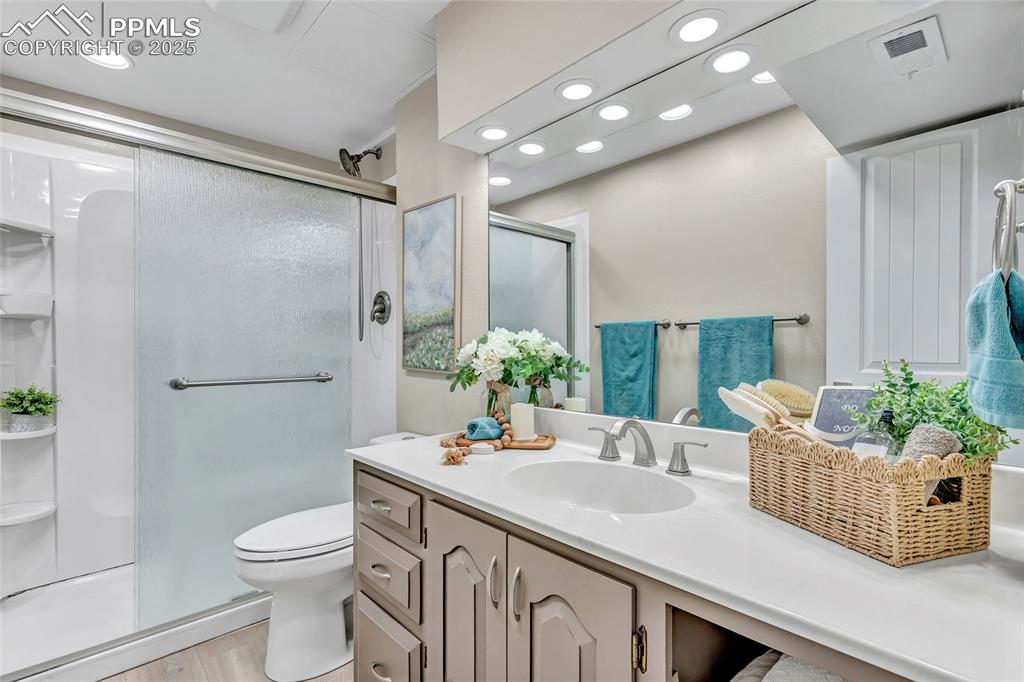 Image 16 of 22: Bathroom