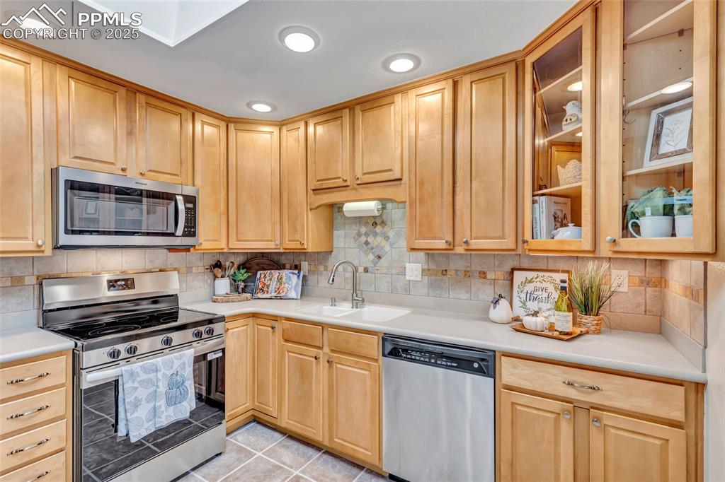 Image 7 of 22: Kitchen