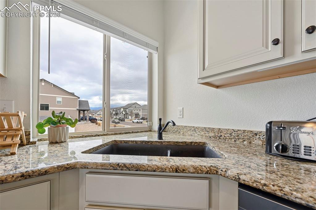 Image 11 of 32: Kitchen