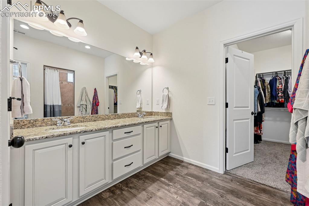 Image 19 of 32: Bathroom