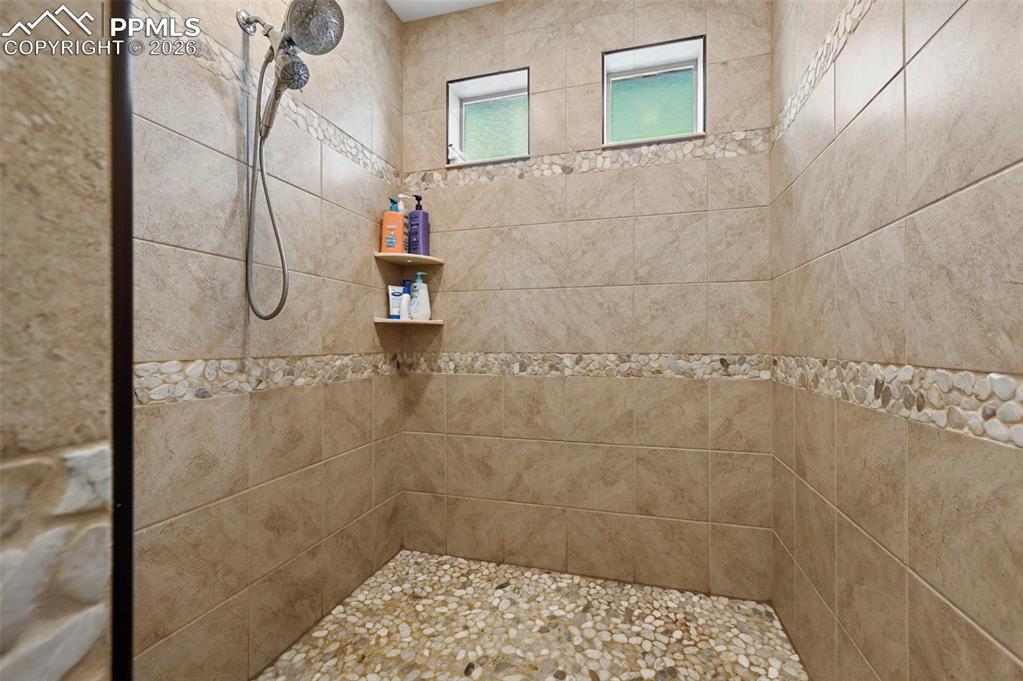 Image 20 of 32: Bathroom