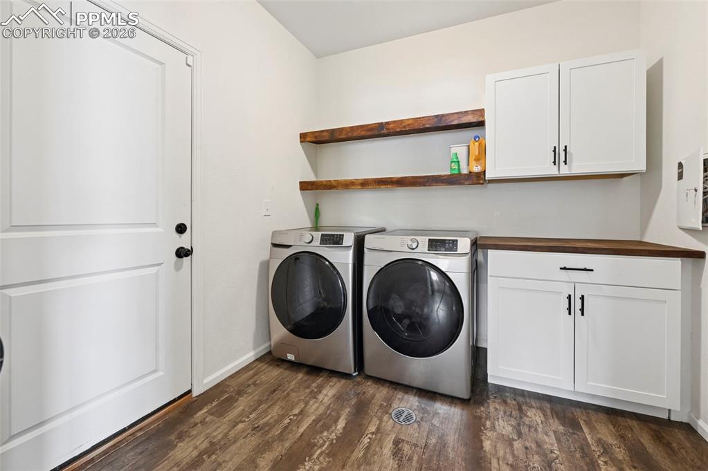 Image 21 of 32: Laundry