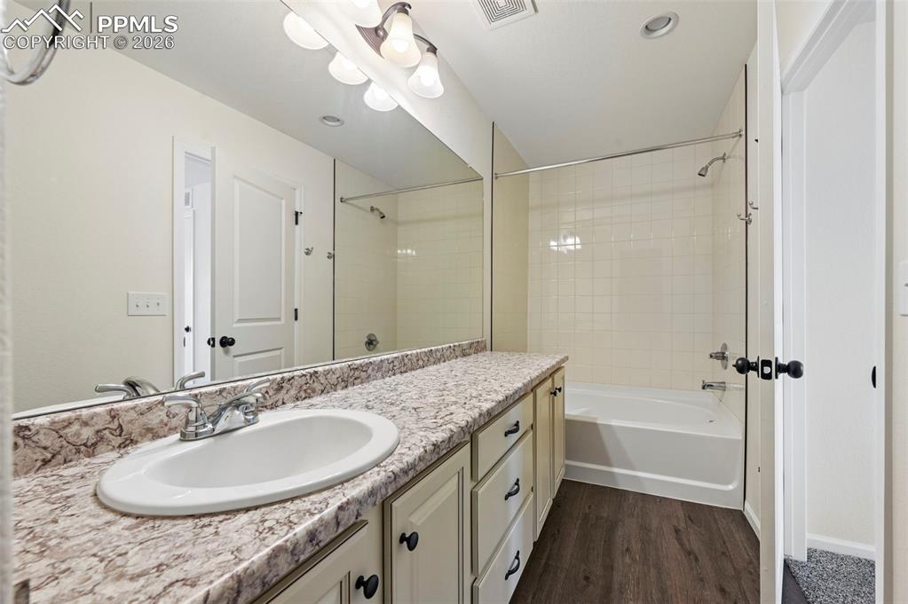 Image 26 of 32: Bathroom