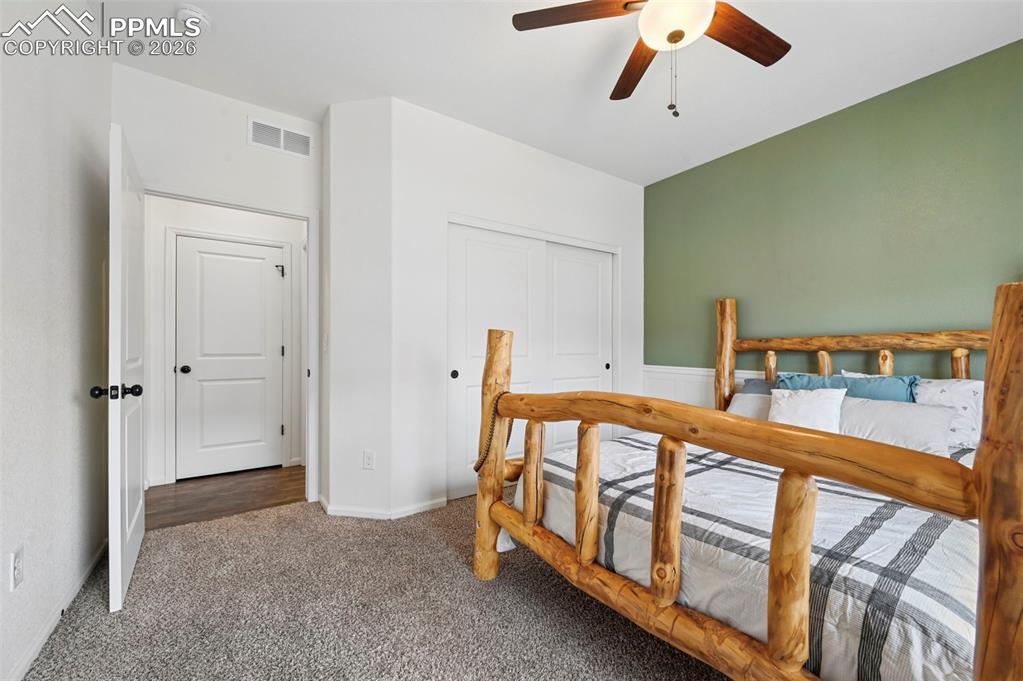 Image 6 of 32: Bedroom