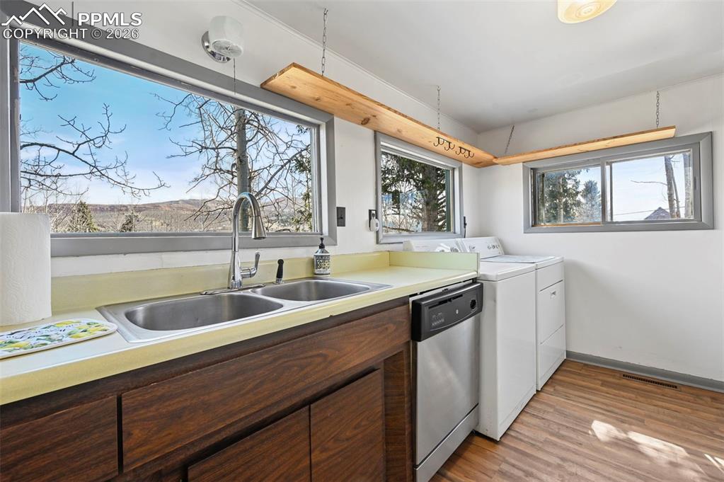 Image 13 of 35: Kitchen