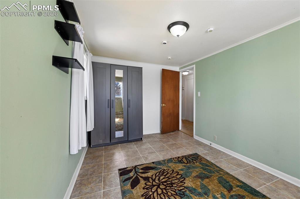 Image 23 of 35: Entry