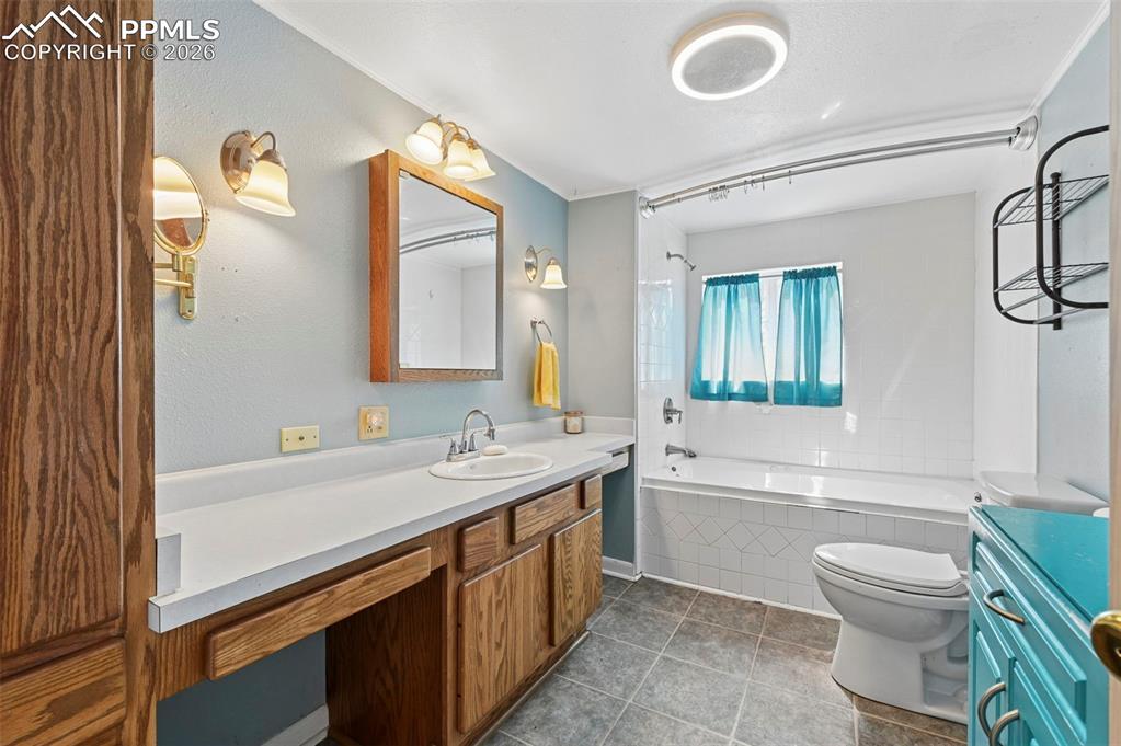 Image 24 of 35: Bathroom