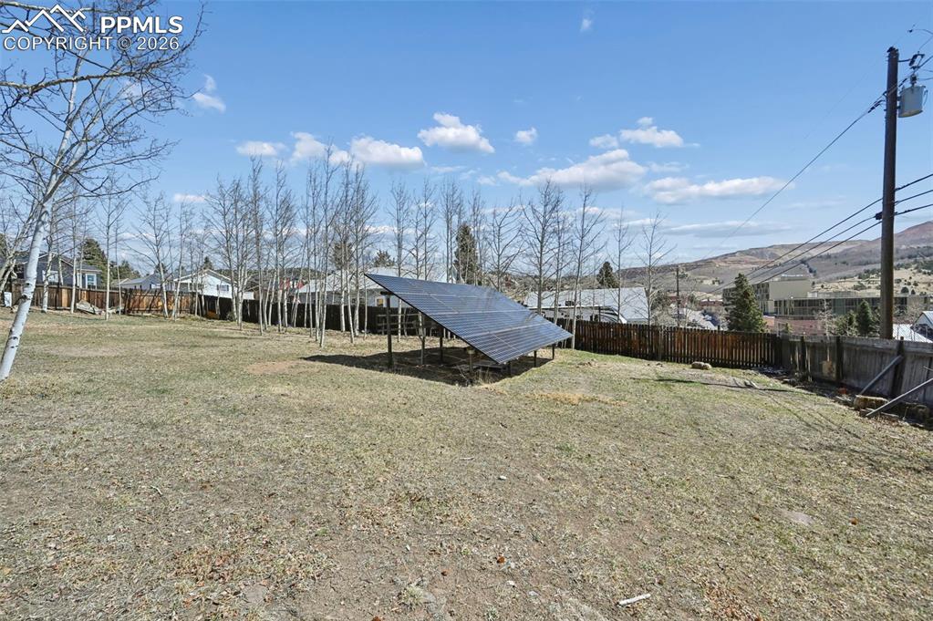 Image 28 of 35: Yard