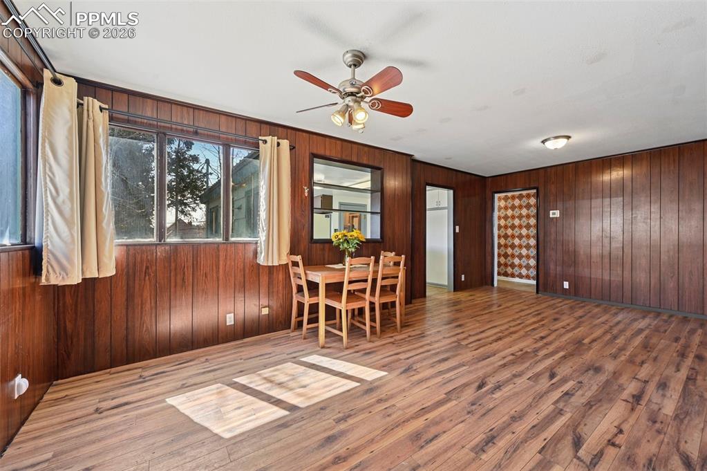 Image 9 of 35: Dining Area