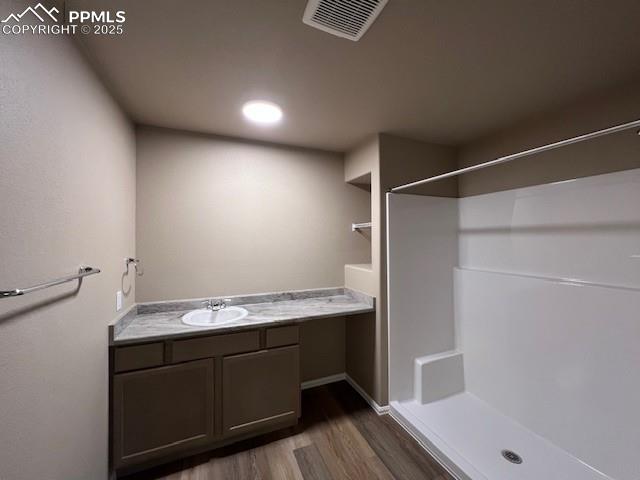 Image 18 of 30: Bathroom