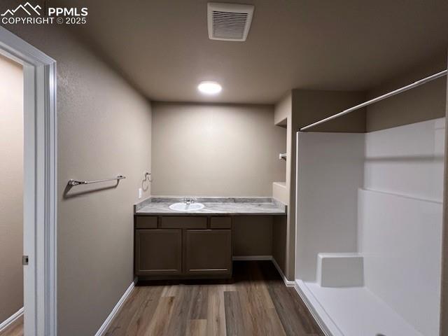 Image 20 of 30: Bathroom