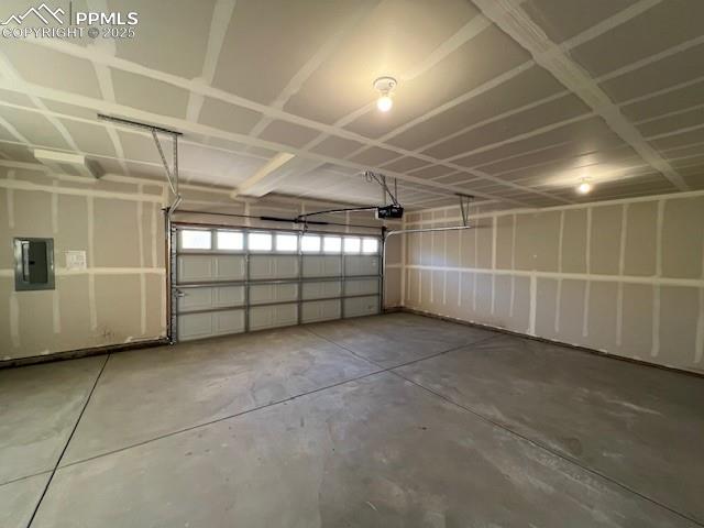 Image 26 of 30: Garage