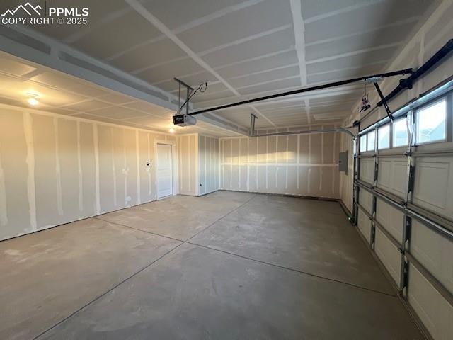 Image 27 of 30: Garage