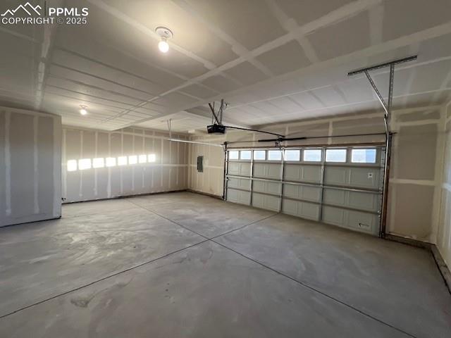 Image 28 of 30: Garage