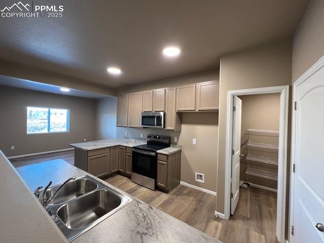 Image 5 of 30: Kitchen