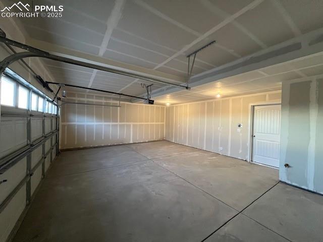 Image 9 of 30: Garage