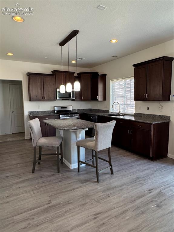 Image 3 of 6: Kitchen