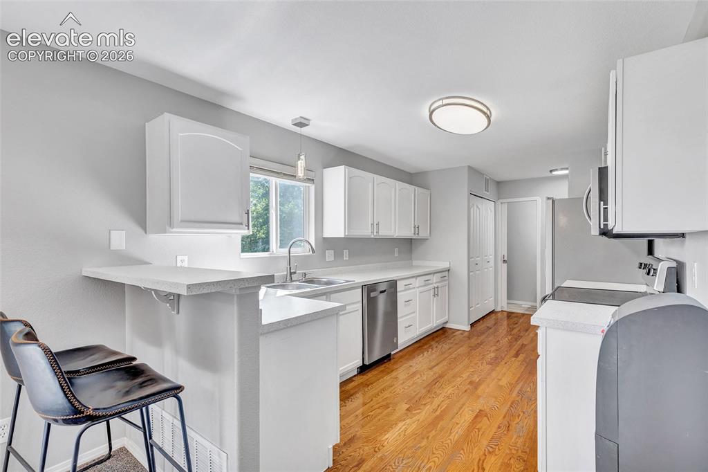 Image 12 of 50: Kitchen