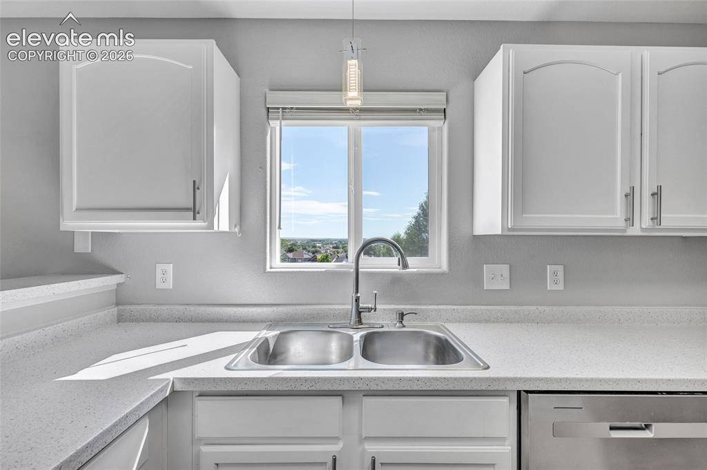 Image 14 of 50: Kitchen
