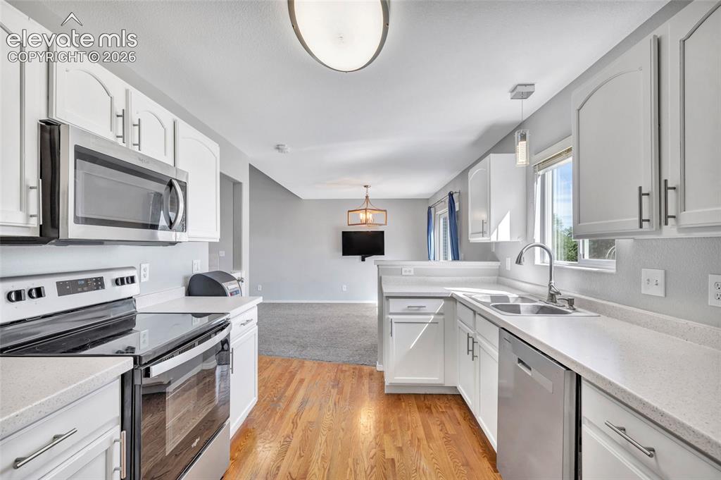 Image 15 of 50: Kitchen