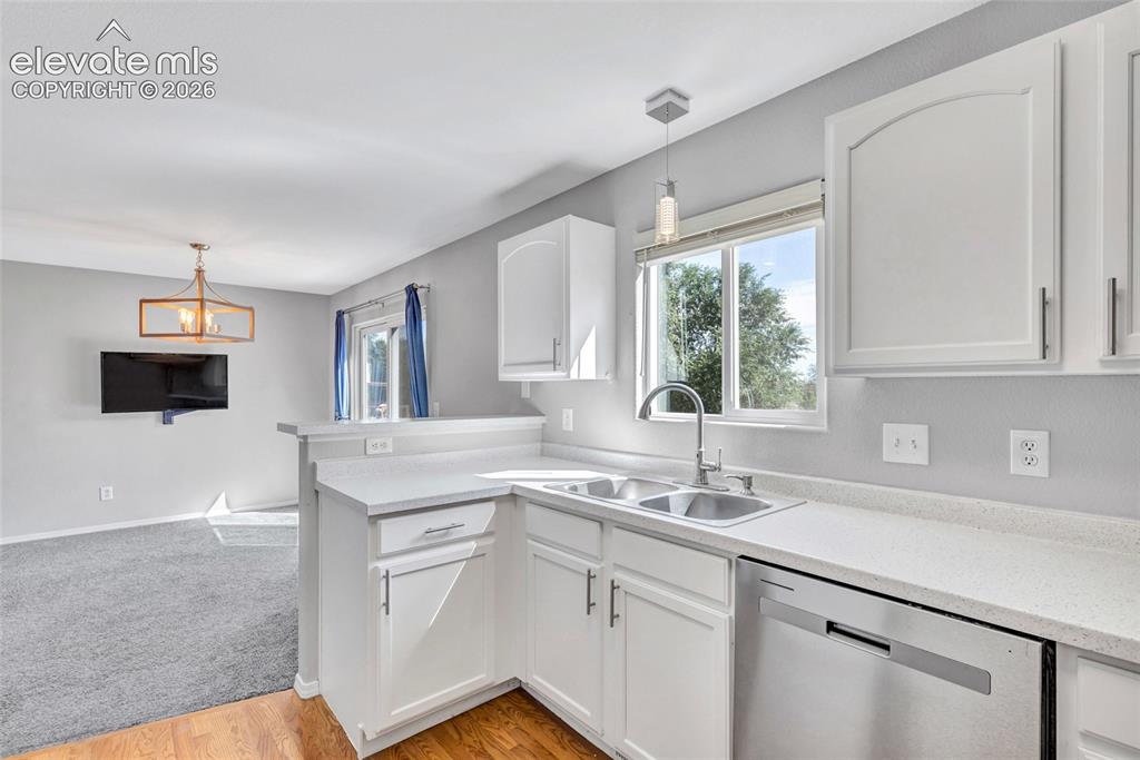 Image 16 of 50: Kitchen