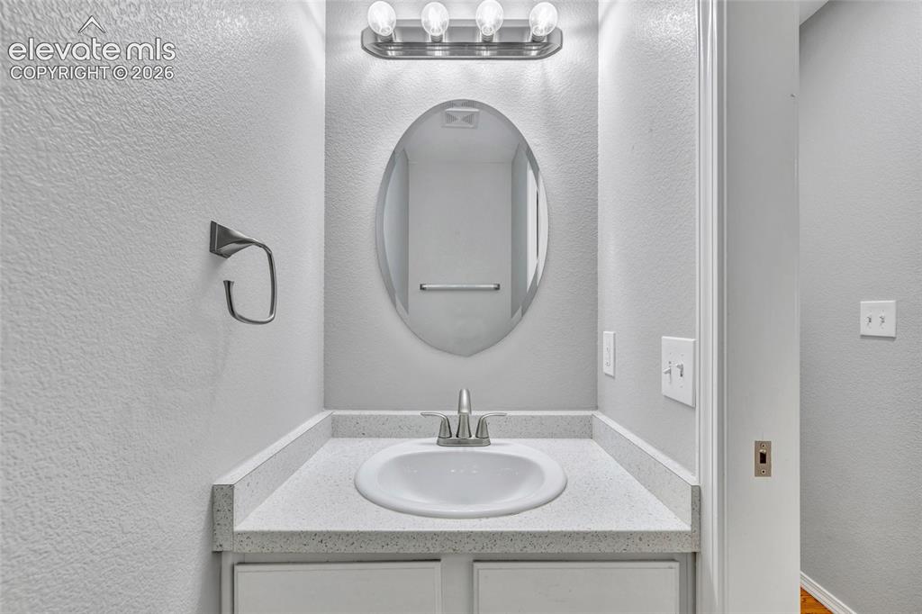Image 18 of 50: Bathroom