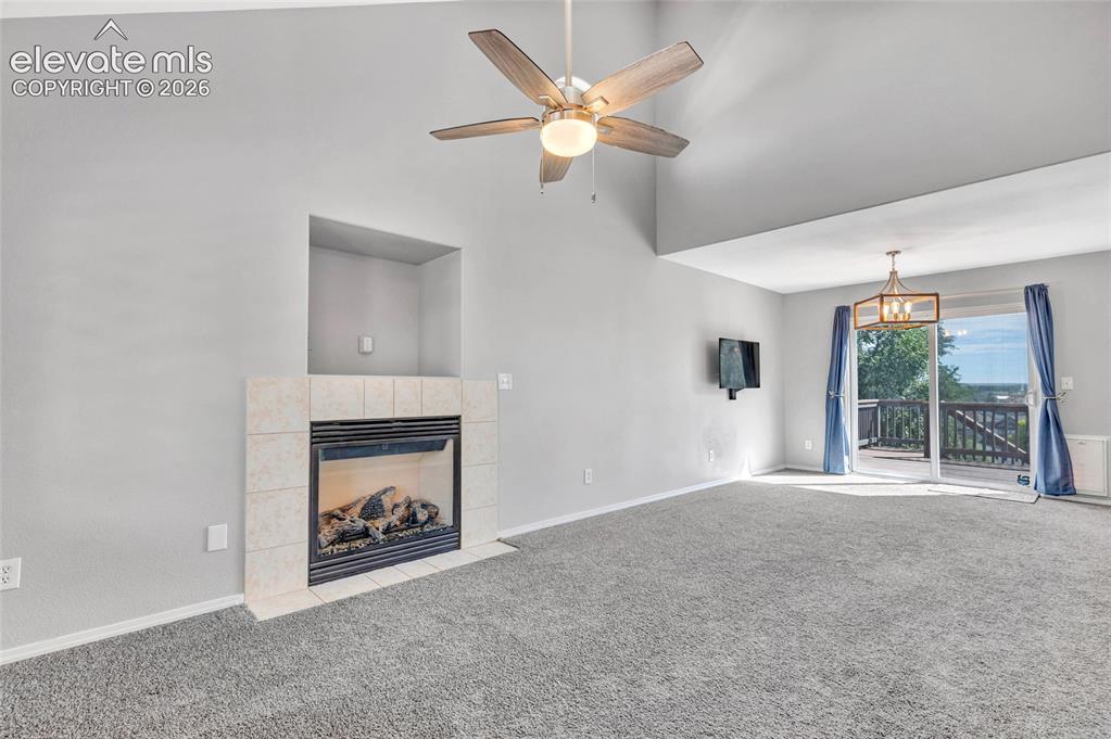 Image 8 of 50: Living Room