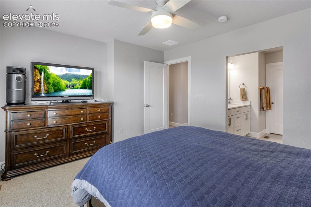 Image 16 of 34: Bedroom