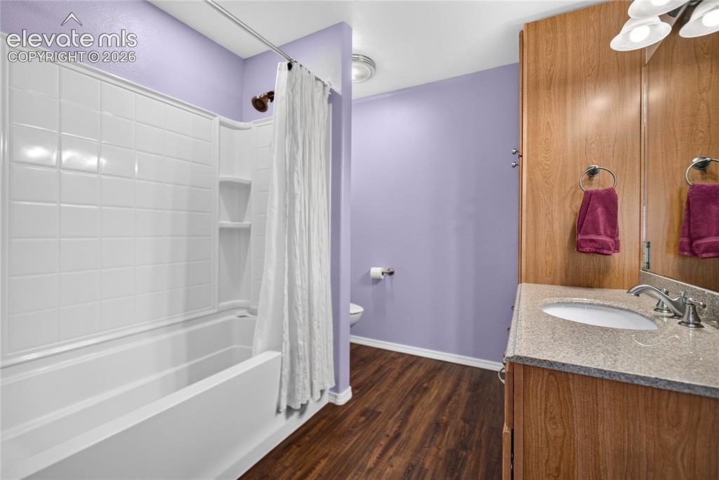 Image 34 of 47: Bathroom