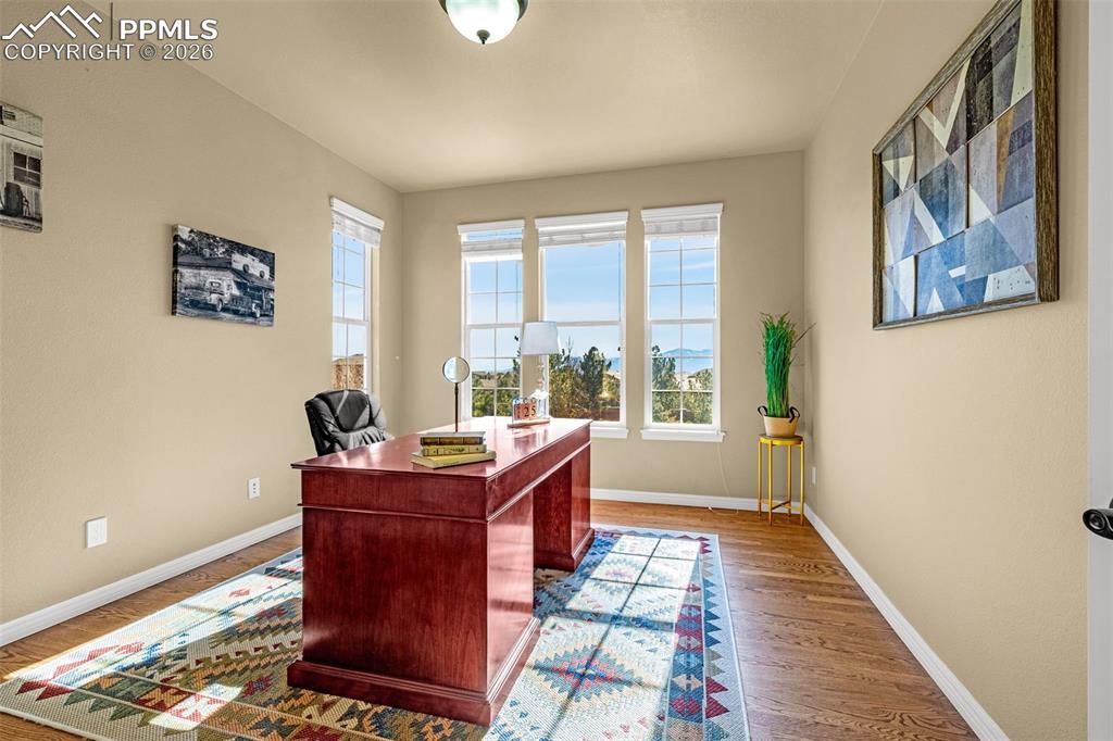 Image 19 of 48: Office