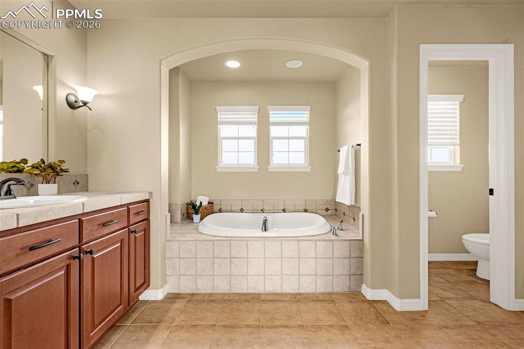 Image 25 of 48: Bathroom