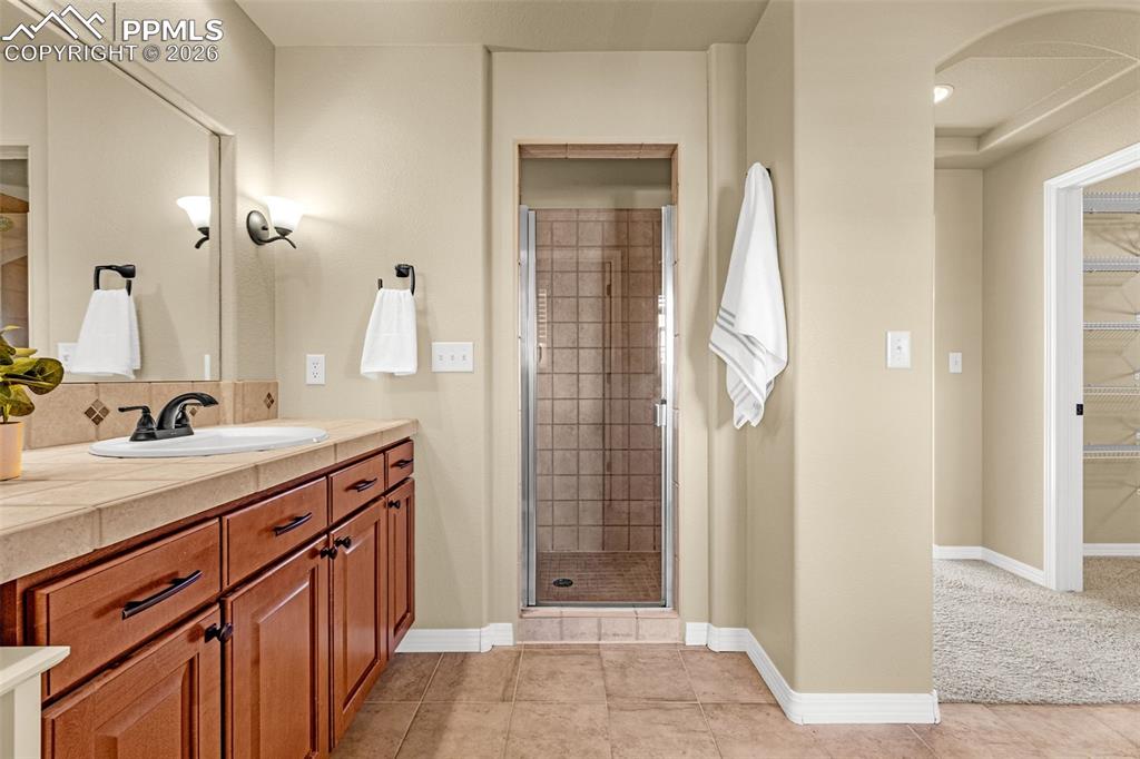 Image 26 of 48: Bathroom