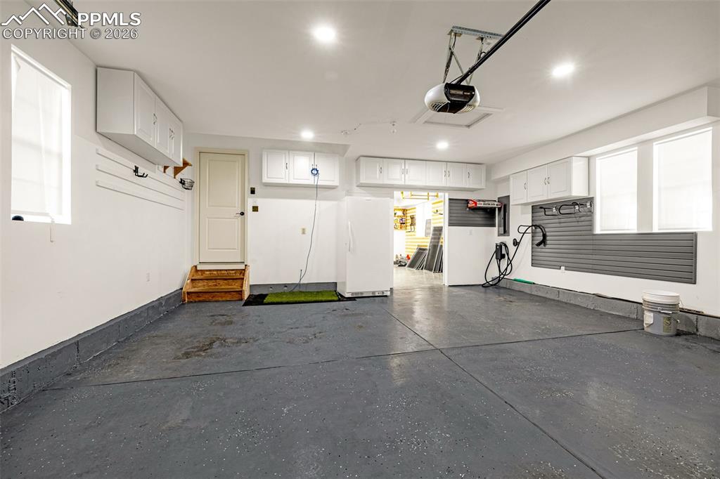 Image 27 of 48: Garage