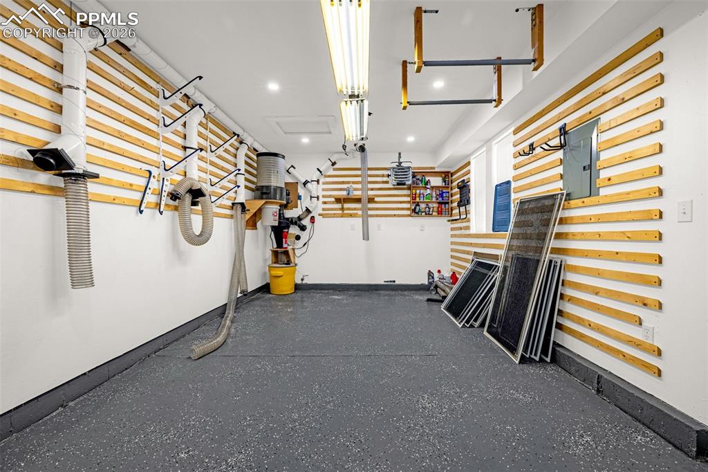 Image 28 of 48: Garage