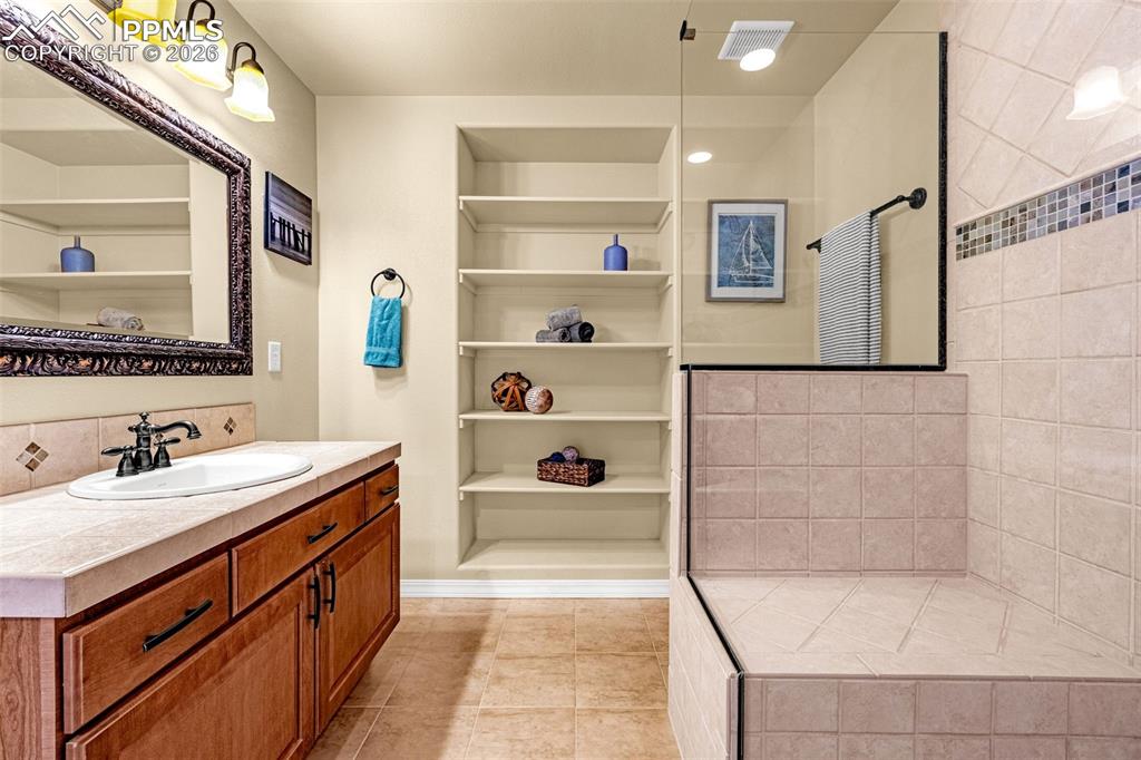 Image 34 of 48: Bathroom