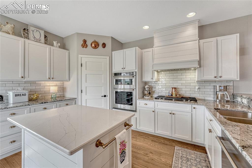 Image 10 of 50: Kitchen