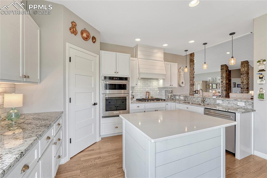 Image 11 of 50: Kitchen